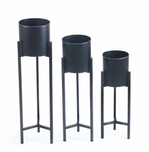 Support de plante sur pied en fer noir avec finition thermolaquée, design classique à motif circulaire, durable pour salon et balcon - Product Image 2