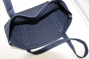 Bolsa de Mano Tipo Tote Negra de Poliéster/Algodón con Costuras Blancas, Resistente al Agua, Ecológica, con Correa Ajustable y Diseño Portátil - Product Image 4