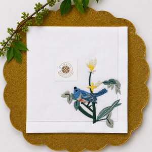 Oiseau avec des fleurs sauvages, broderie fraîche qui évoque des vibrations naturelles douces. - Product Image 1