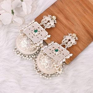 Boucles d'oreilles ethniques Jhumka en pierre Kundan, perle et hydro-cristal vert |   Bijoux indiens traditionnels en laiton plaqué argent - Product Image 4