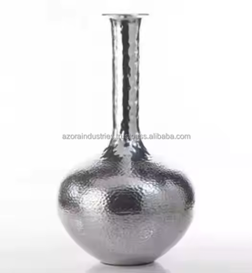 Florero grande de aluminio fundido hecho a mano recién llegado con acabado de pátina Florero hecho a medida por Azora Industries - Product Image 5