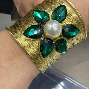 Bracelet manchette en laiton perlé avec perles de verre, bijou audacieux de luxe, style minimaliste noir bohème tendance, pour anniversaire, vente en gros - Product Image 1