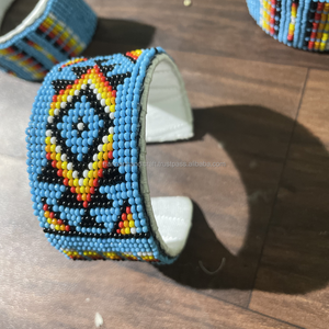 Bracelet jonc artisanal en résine et lucite pour femme, motif marbré jaune menthe |   Bijoux de mode tendance et imposants pour les soirées - Product Image 3