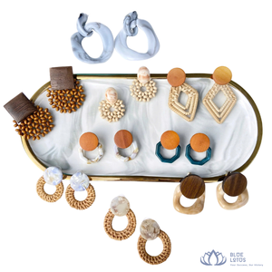 Boucles d'oreilles créoles en bois faites à la main, forme goutte d'eau, élégantes et tendance, motif lotus bleu Vivian Vo, pour femmes, idéales pour les soirées – Meilleures ventes - Product Image 1