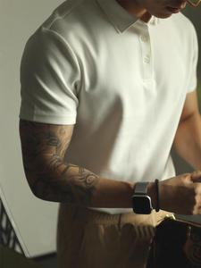 Camiseta de Hombre 100% Algodón Supima, Tejido de Punto, 220g, Manga Corta con Botones, Antiarrugas, con Bolsillo, Logotipo Personalizado, Color Oliva, Venta al Por Mayor - Product Image 3