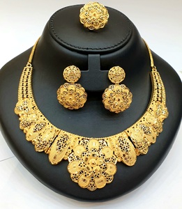 Collar vintage chapado en oro de 24 quilates (patrón de gargantilla) - Product Image 1