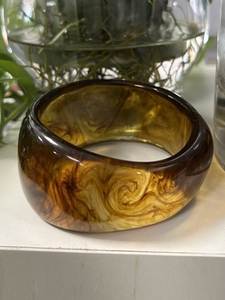 Brazalete de Resina Hecho a Mano con Acabado de Jade Violeta, Estilo Clásico, Joyería de Uso Diario para Mujer por H a CRAFT - Product Image 2
