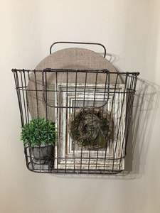 Cesta colgante de metal con acabado natural para decoración rústica del hogar y organización de almacenamiento práctica - Product Image 2