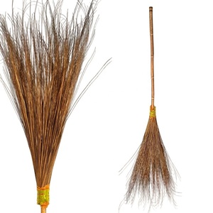 Balai à feuilles de coco pour jardin extérieur avec manche en bois et fibres de coco - Product Image 4