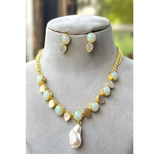 Conjunto de Collar y Aretes Chapados en Oro de Primera Calidad Radiant, Joyería de Regalo de Boda Moderna para Mujer - Product Image 1