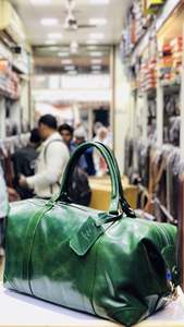 Nuevo bolso de viaje informal para hombre de cuero genuino, impermeable, en oferta en línea a bajo precio. - Product Image 4