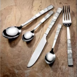 Ensemble de couverts en métal élégant pour l'hôtellerie, cuillère et fourchette, conçus pour une présentation de table raffinée - Product Image 2