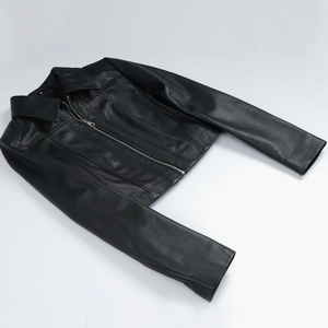 Chaqueta de cuero genuino para mujer, corte ajustado, estilo motero, piel de oveja suave, con cremallera, estilo urbano, de lujo, color negro. - Product Image 6