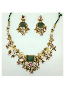 Ensemble de collier choker plaqué or traditionnel avec pierre verte, design floral Kundan Polki et boucles d'oreilles assorties pour tenue de mariée - Product Image 2