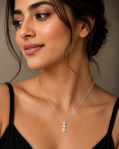 Collier pendentif vertical en or blanc 10K avec diamant rond de laboratoire, serti griffe, chaîne à maillons, unisexe, pour usage quotidien - Product Image 1