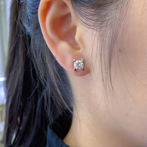 Boucles d'oreilles clous intemporelles en diamant de laboratoire certifié IGI, or 18 carats, pour soirées élégantes et tendance, idéales pour anniversaires et fêtes de luxe - Product Image 1