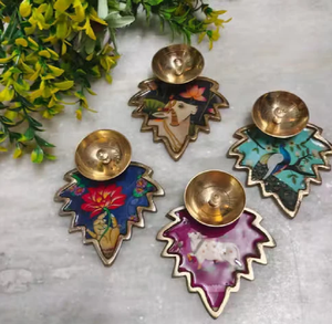 Juego de diyas artísticos de metal en forma de hoja de pichwai, con motivos artísticos tradicionales, disponible a precios de mayorista. - Product Image 1