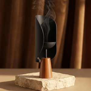 Brûleur d'encens en métal élégant avec un bouclier incurvé raffiné et une base en bois poli, parfait pour une esthétique zen moderne - Product Image 3