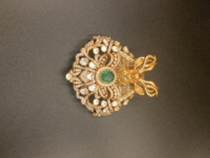 Broche de Animal Chapado en Oro con Piedra de Corte Esmeralda y Diamantes, Diseño Floral, Broche de Compromiso para Accesorios de Moda Unisex - Product Image 3