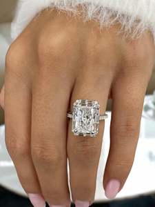 Anillo de Moissanita de 3 Quilates con Corte Radiante y Halo de Baguettes Laterales, Plata 925 Original, Estilo Moderno, Regalo para Enamorados - Product Image 2
