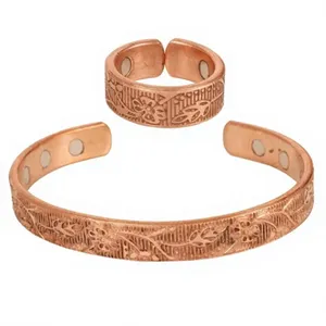 Brazalete de Cobre Hecho a Mano con Texto Grabado, Joyería Metálica Moderna para las Mejores Amigas, Regalo Personalizado - Product Image 4