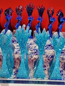 Jeu d'échecs en résine avec pièces transparentes, design artistique sculptural, plateau de jeu de collection - Product Image 5