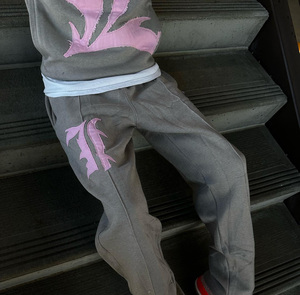 Ensemble de survêtement streetwear pour homme gris et rose avec appliqué, sweat à capuche et pantalon de survêtement à manches longues, coupe ample avec cordon de serrage, automne, adulte - Product Image 2