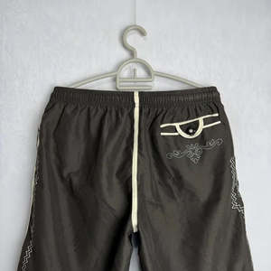 กางเกงหนังผู้ชายทรง Trachten Lederhosen ปักลายเรียบง่าย เอวกลาง ความยาวระดับเข่า สไตล์ High Street Wear - Product Image 3