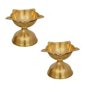 Lampe à huile en laiton de luxe au design vintage, style traditionnel, décoration pour le temple Diwali Pooja - Product Image 2