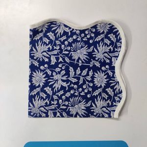 Juego de mantelería azul con diseño floral, cuatro servilletas y dos manteles de algodón acolchados con ribete ondulado, regalo para el Día del Padre, estampado floral a mano. - Product Image 3