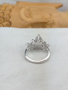 Anillo de Diamantes con Corte Pera y Piedras Laterales en Oro Blanco |   Anillo de Compromiso Nupcial Moderno y de Lujo |   Regalo de Aniversario de Bodas para Esposa - Product Image 4