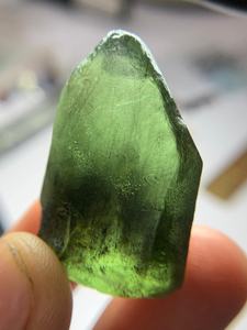 Lote de Cristales Verdes de Peridoto Rutilado Natural en Bruto con Inclusiones Rutiladas Raras, Calidad de Corte para Facetado - Product Image 2