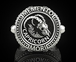 Bague en argent sterling 925 oxydé noir avec crâne Capricorn Memento Mori - Product Image 1