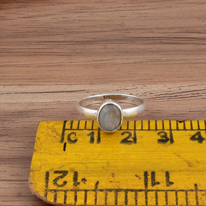 Bague de mariage classique en pierre de lune arc-en-ciel naturelle, argent sterling 925, délicate, pierre de naissance de février, bijou minimaliste en pierre précieuse - Product Image 3