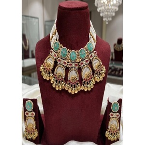 Magnifique ensemble collier et boucles d'oreilles en moissanite plaqué or de qualité supérieure, style Rajwadhi, pour collection de mariage. - Product Image 1