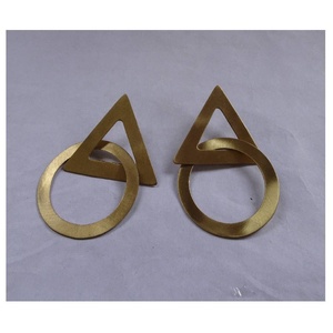 Pendientes de tuerca con recorte de círculo y triángulo geométrico de edición limitada, Joyería Moderna en acabado cepillado dorado mate - Product Image 1