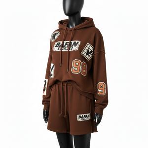 Ensemble court à capuche pour femme en molleton de coton et polyester 320 GSM, marron, coupe décontractée, avec impression sérigraphiée et logo personnalisé - Product Image 4