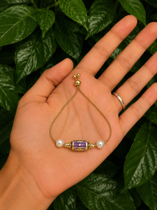 Pulsera de Cadena Ajustable con Dijes Chapados en Oro y Perla Central de Esmalte Morado, Estilo Vintage para Mujer - Product Image 1