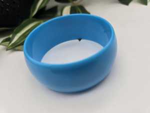 Bracelet manchette artisanal en résine bleu ciel, large et bombé, style rétro, bijou fantaisie massif - Product Image 5