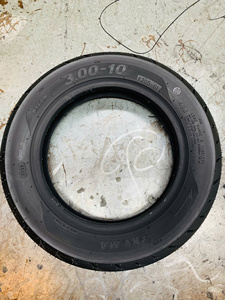 Neumático para Scooter sin Cámara KUMATIRE Vietnam K205, Tamaños 3.00-10 / 120/70-10 / 130/90-10, para Uso Urbano y de Reparto - Product Image 2