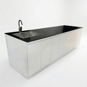 Mueble Moderno para Isla de Cocina Blanca con Base, Encimera de Cuarzo Negro, Fregadero Integrado, Grifo y Alacena Multiusos - Product Image 1