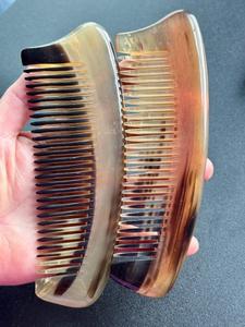 Peigne démêlant artisanal en corne naturelle, écologique, moderne et antistatique pour hommes et femmes, pour des cheveux lisses et un toilettage unique fait main - Product Image 4