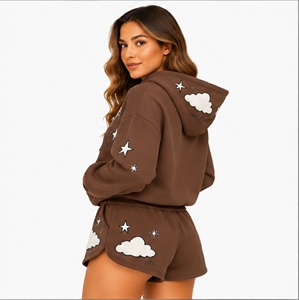 Conjunto de 2 Piezas de Shorts de Felpa Marrón para Mujer, Sudadera con Capucha de Manga Larga, Corte Holgado, Casual, para Todas las Temporadas, con Estampado de Estrellas y Nubes Bordadas - Product Image 3
