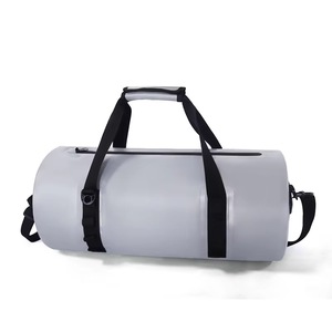 Sac de sport en PVC vert 50-70L avec sangles noires et poignée supérieure - Product Image 4
