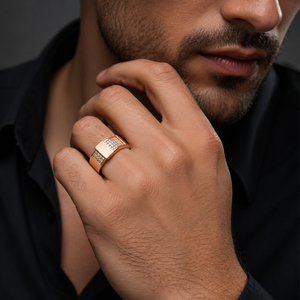 Bague Chevalière Homme en Or Massif 18 Carats avec Grappe de Diamants et Incrustation d'Émail Blanc, Forme Rectangulaire Géométrique, Polissage Brillant, Cadeau de Mariage ou de Fête - Product Image 5
