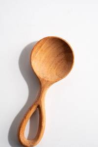 Cuillère en bois artisanale avec long manche lisse pour la cuisine quotidienne, la préparation des soupes, du riz, des salades, ustensile durable et antiadhésif - Product Image 2