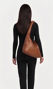 Sac fourre-tout hobo en cuir véritable tressé pour femme, personnalisé, de luxe, avec fermeture éclair et bandoulière simple à chaînes – Vente en gros - Product Image 5