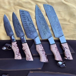 Ensemble de couteaux de chef en acier damassé faits à la main avec lame en acier au carbone et manche en résine, traversin en acier et sac à roulettes en cuir inclus - Product Image 4
