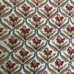 ผ้าฝ้ายพิมพ์ลายด้วยมือ – ลายดอกไม้แบบจาลี สีแดงและมัสตาร์ดบนพื้นผ้าสีธรรมชาติ - Product Image 1