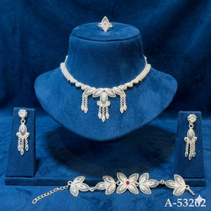 Conjunto de Lujo para Mujer: Collar y Pendientes de Latón Chapado en Oro 24K con Zirconia Cúbica de Corte Cojín, Cadena de Caja y Perlas de Imitación - Modelo A-53137 - Product Image 6